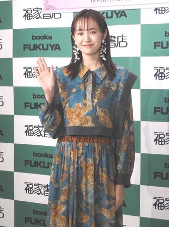 　カレンダー発売記念イベントに登場した尾碕真花＝東京・福家書店新宿サブナード店