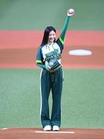 　始球式を行う吉高由里子＝２１日