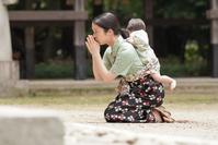 娘のるいをおぶって、朝丘神社で手を合わせる安子（上白石萌音）