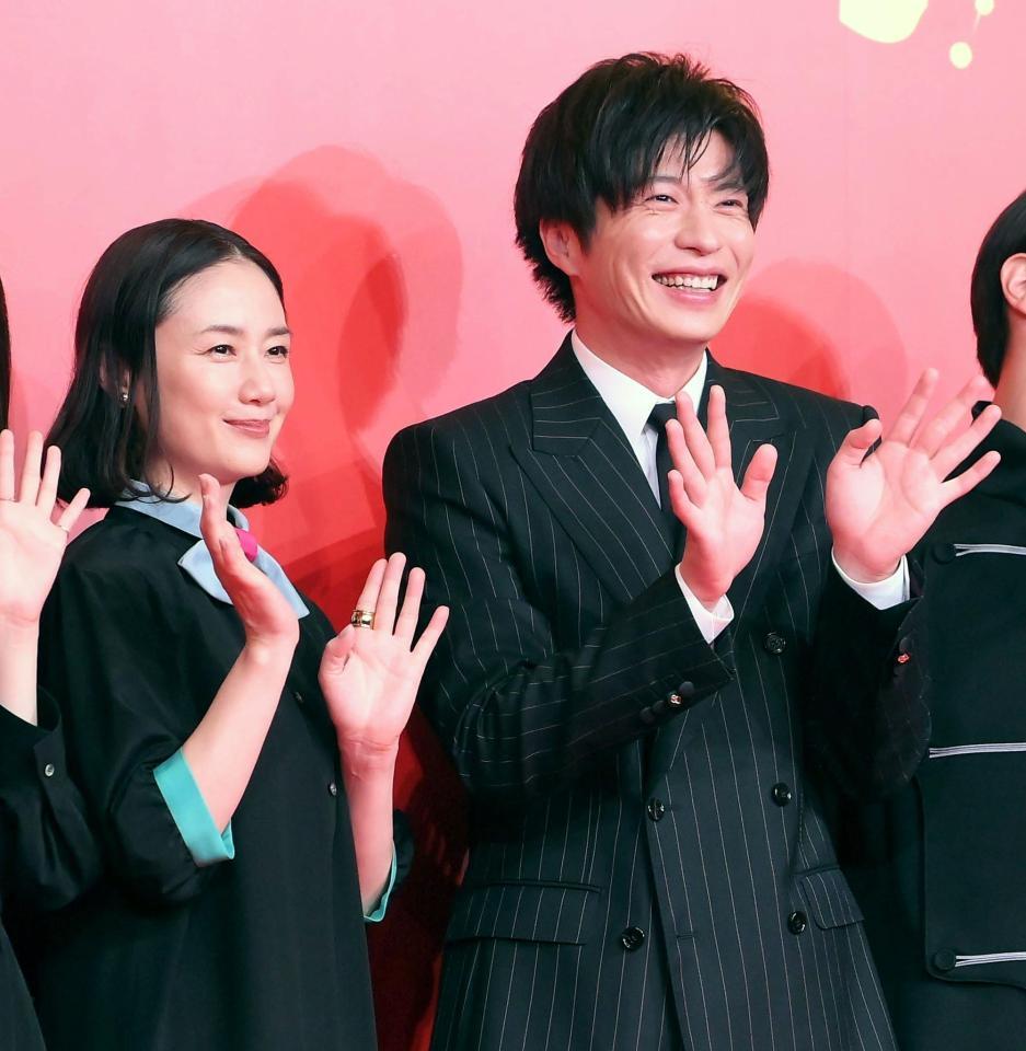 　「あなたの番です　劇場版」完成報告会に登場した原田知世（左）、田中圭＝東京・帝国ホテル（撮影・堀内翔）