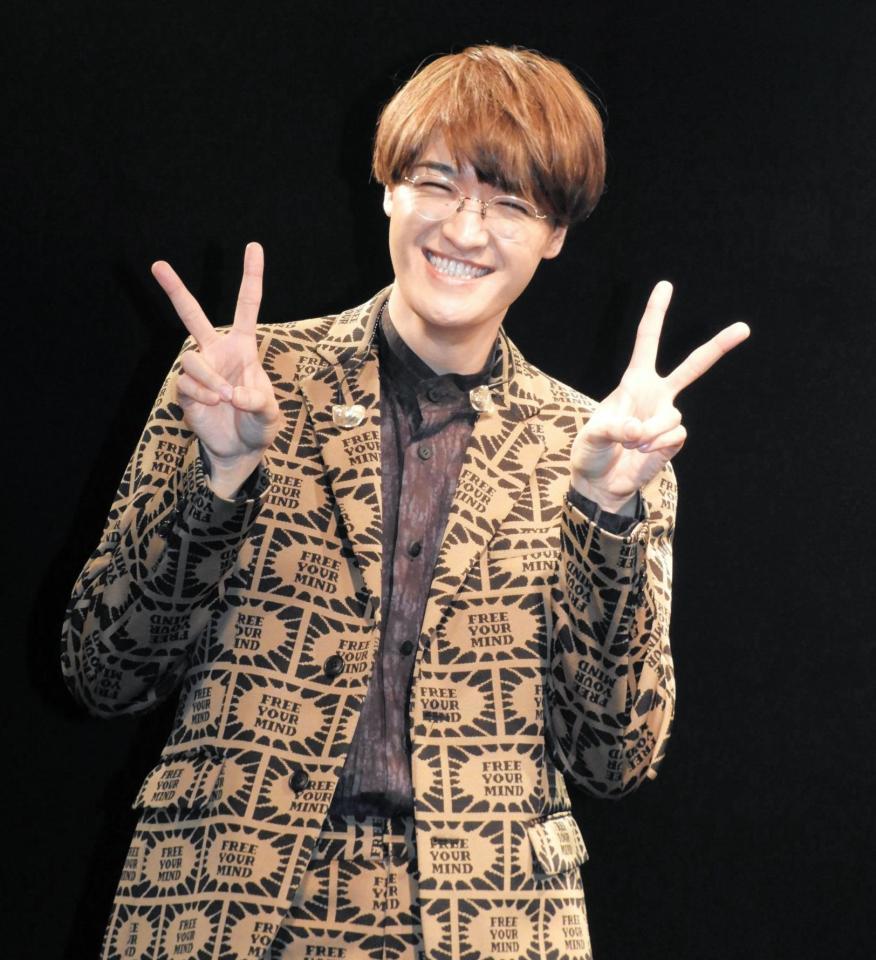 　ツアー初日を迎え、笑顔でピースを決める海蔵亮太＝都内