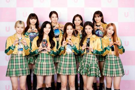 　笑顔でポーズを決めるＮｉｚｉＵ（撮影・田中聖太郎）