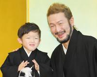 フォトセッションで笑顔を見せる息子の小川陽喜君（左）と中村獅童＝都内（撮影・堀内翔）