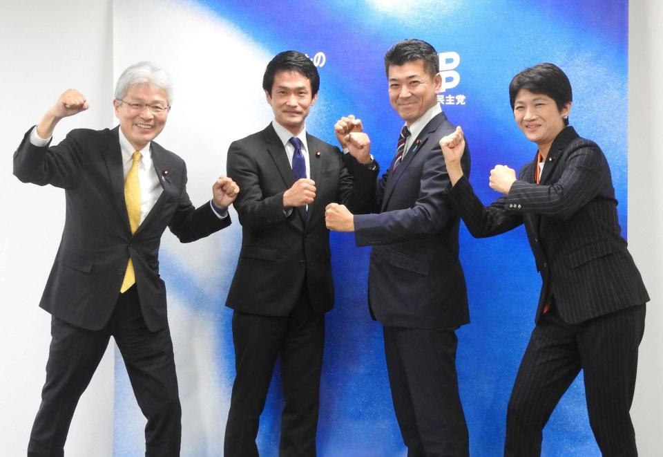 　ファイティングポーズで健闘を誓う立憲民主党の（左から）逢坂誠二氏、小川淳也氏、泉健太氏、西村智奈美氏