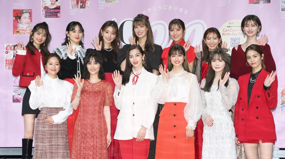 ＣａｎＣａｍ創刊４０周年イベントに登場した（前列左から）まい、山下美月、中条あやみ、生見愛瑠、加藤史帆、楓（後列左から）小室安未、佐々木莉佳子、宮本茉由、トラウデン直美、石川恋、ほのか、菜波＝都内（撮影・堀内翔） 