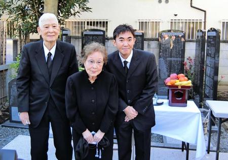 　歴史碑の建立式を行った（右から）林家三平、海老名香葉子さん、中根喜三郎さん