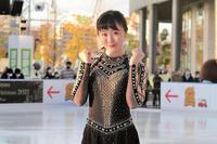 　野外リンク「ウメダ☆アイスリンクつるんつるん」のリンク開きセレモニーに登場した本田望結