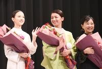 壇上で笑顔を見せる（左から）清原果耶、尾野真知子、西川美和監督＝都内（撮影・園田高夫）