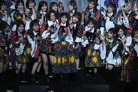 　ＡＫＢ４８のメンバーと笑顔を見せる横山由依（撮影・金田祐二）