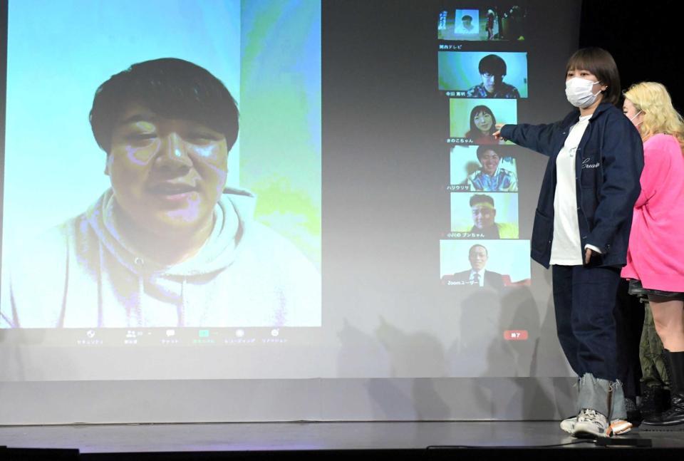 　「Ｒ-１ぐらんぷり２０２２やります会見」にリモートで参加した相方のニシダにツッコむラランド・サーヤ＝東京・よしもと有楽町シアター（撮影・伊藤笙子）