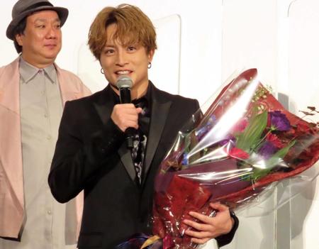 　花束を手にデビュー１０年目に向け抱負を語る白濱亜嵐