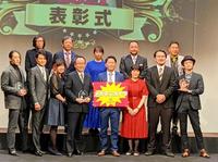 　「関西演劇祭２０２１」で最優秀作品賞を受賞した「メガネニカナウ」のメンバー（前列）と（後列左から）行定勲監督、板尾創路、吉岡里帆、西田シャトナー、ＮＨＫエンタープライズの一色隆司氏