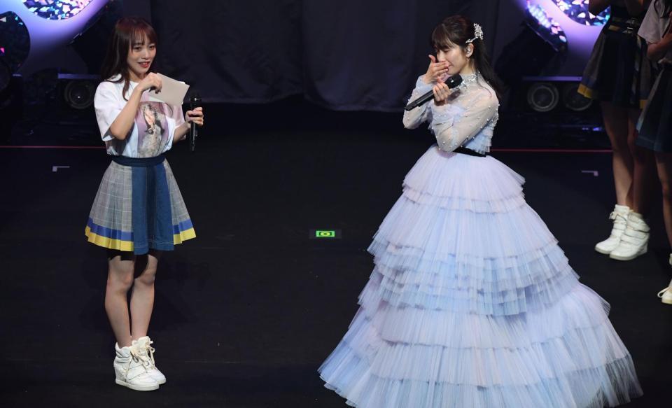 　総監督を譲った向井地美音からの手紙に涙を流す横山由依（撮影・金田祐二）