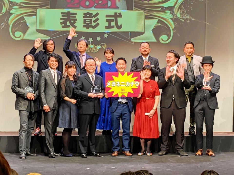 　「関西演劇祭２０２１」で最優秀作品賞を受賞した「メガネニカナウ」のメンバー（前列）と（後列左から）行定勲監督、板尾創路、吉岡里帆、西田シャトナー、ＮＨＫエンタープライズの一色隆司氏