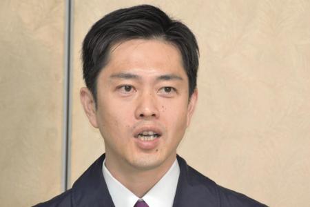 　囲み取材に応じる吉村洋文知事