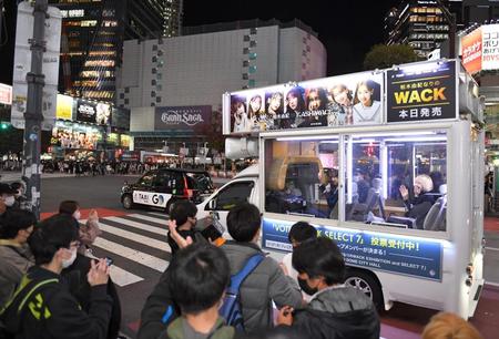 東京・渋谷のスクランブル交差点で選挙カーから街宣ＰＲする柏木由紀｝（撮影・出月俊成）
