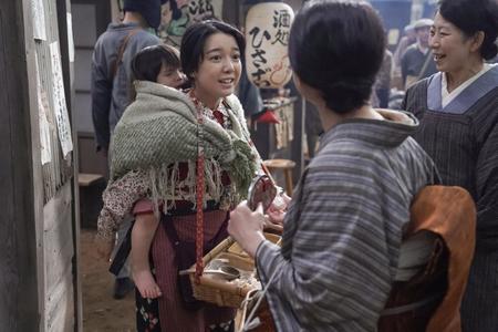 大阪のアビコ市場で、芋飴を売り歩く安子（上白石萌音）