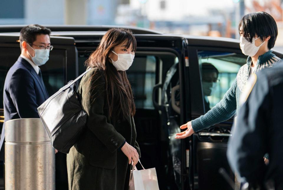 　米国到着後に笑顔を見せる小室眞子さん。右は夫の圭さん＝１０月１４日（代表撮影・共同）