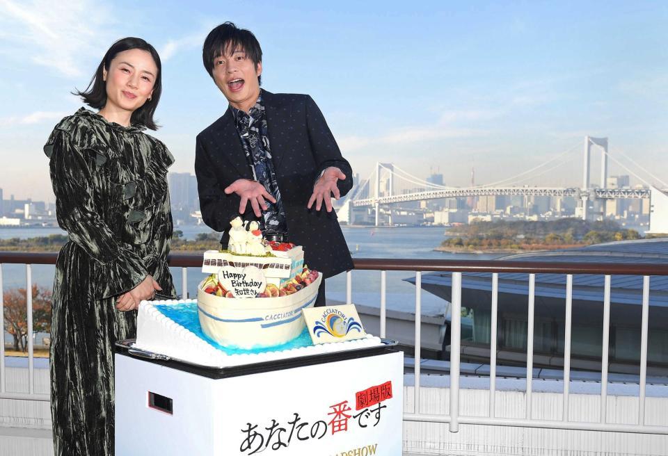 　東京湾を背に先日、誕生日を迎えた原田知世（左）を祝う田中圭＝都内のホテル（撮影・伊藤笙子）  