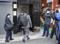 　東京地検特捜部と東京国税局の家宅捜索が続く日大前理事長の田中英寿容疑者の自宅＝２日午後３時２３分、東京都杉並区