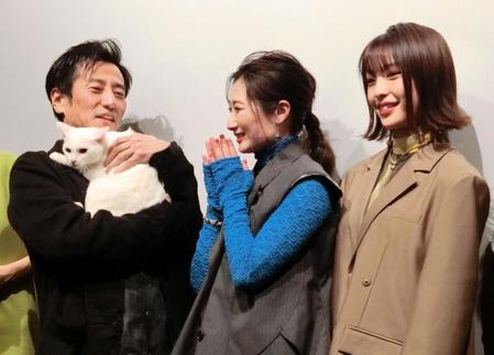 作品に出演した白猫を抱く津田寛治（左）に、笑顔を見せる武田梨奈（中央）と芋生悠