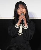 　ファンにあいさつする鈴木絢音