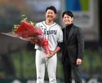 　妻夫木聡（右）から花束を受け取り、笑顔を見せる松坂大輔（撮影・西岡正）