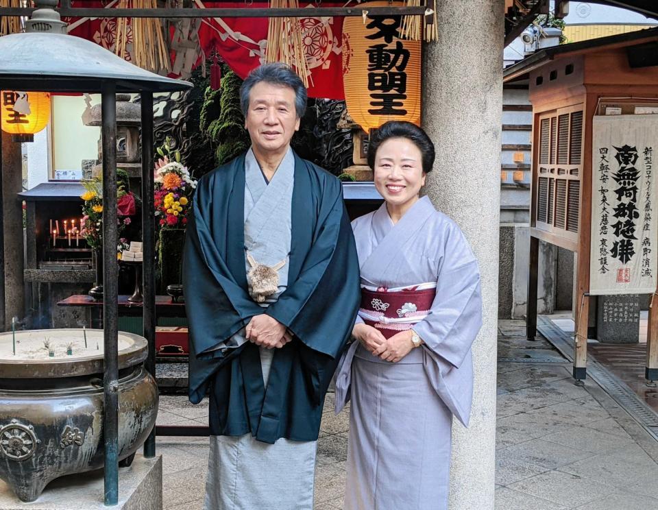 　公演の成功祈願に参加した前川清（左）と藤山直美＝大阪・法善寺