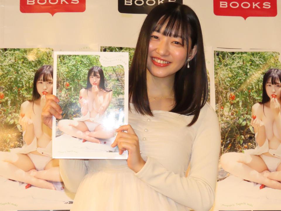 ファースト写真集「わがままゆりかの天使な笑顔」（小学館）の発売記念会見に出席した我妻ゆりか＝都内