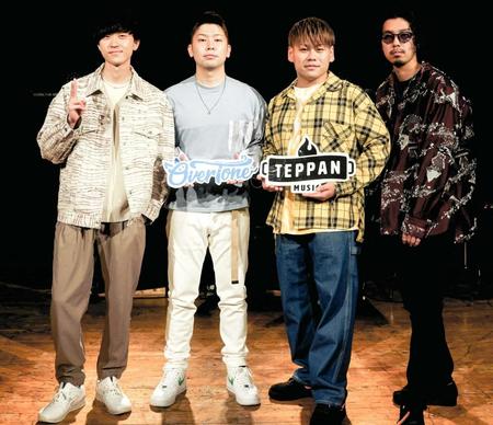 　メジャーデビューを発表したＯｖｅｒＴｏｎｅの（左から）ＮＯＷＡＲＴｈｅ　匠、アマノ、八上和希、ＧＵＣＣＨＩ＝大阪・ｕｍｅｄａ　ＴＲＡＤ