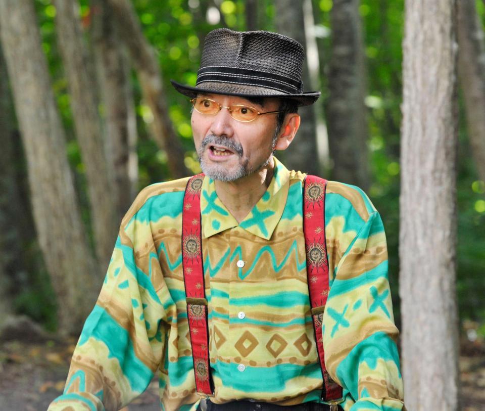 　自宅敷地内でインタビューに答える新井満さん＝２０１３年８月、北海道七飯町