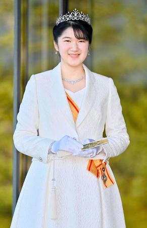 　天皇、皇后両陛下に成年のあいさつを終えられた長女愛子さま＝５日午後、宮殿・西車寄（代表撮影）