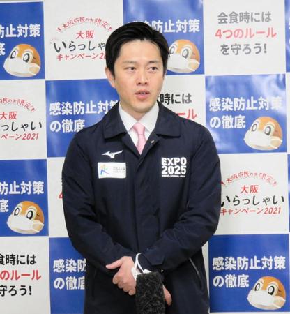 　囲み取材に応じる吉村洋文大阪府知事＝７日、大阪府庁