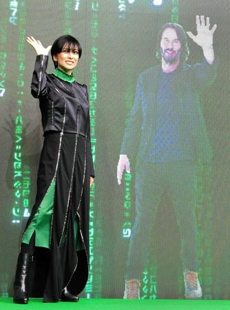 　リモートで登場したキアヌ・リーブスと一緒に手を振る柴咲コウ