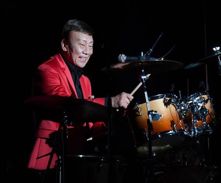 　ツアー初日で初披露となるドラム演奏をする橋幸夫＝東京・福生市民会館（撮影・西岡正）