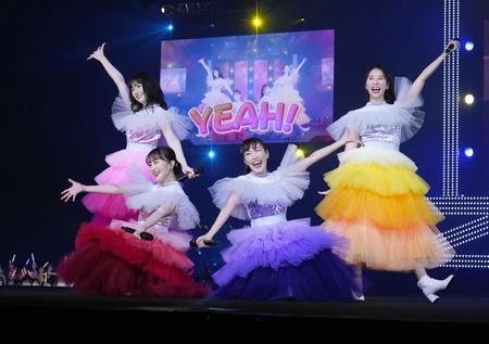 　クリスマスツリー風の衣装でパフォーマンスする、ももいろクローバーＺ＝さいたまスーパーアリーナ