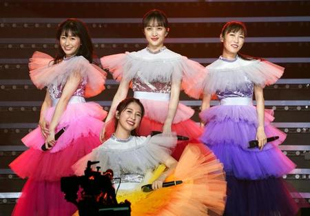 　クリスマスツリー風の衣装でパフォーマンスする、ももいろクローバーＺ＝さいたまスーパーアリーナ
