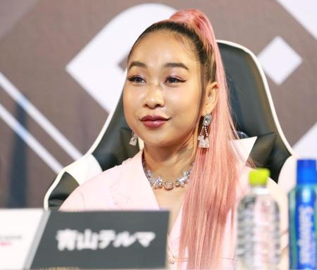 　ゲストジャッジを務めた青山テルマ