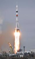 　カザフスタン・バイコヌール宇宙基地から打ち上げられる、前澤氏らの宇宙船を載せたソユーズロケット（共同）