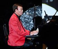 　ピアノ演奏を披露する橋幸夫＝東京・福生市民会館（撮影・西岡正）