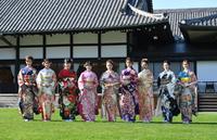 晴れ着姿で笑顔を見せる（左から）宮本茉由、井頭愛海、本田望結、本田紗来、小芝風花、高橋ひかる、井本彩花、奥山かずさ、尾碕真花＝明治記念館（撮影・西岡正）