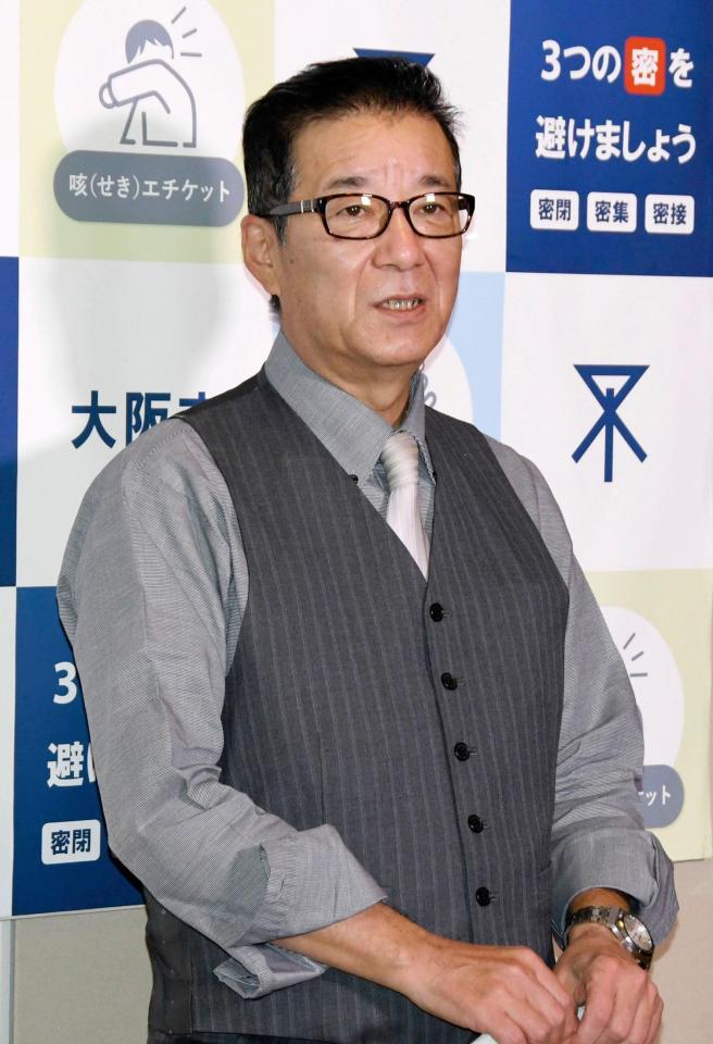 　大阪市役所で記者団の取材に応じる松井一郎市長＝８日午後