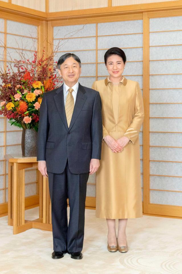 　皇居・御所で写真撮影に臨まれる天皇、皇后両陛下＝５日（宮内庁提供）