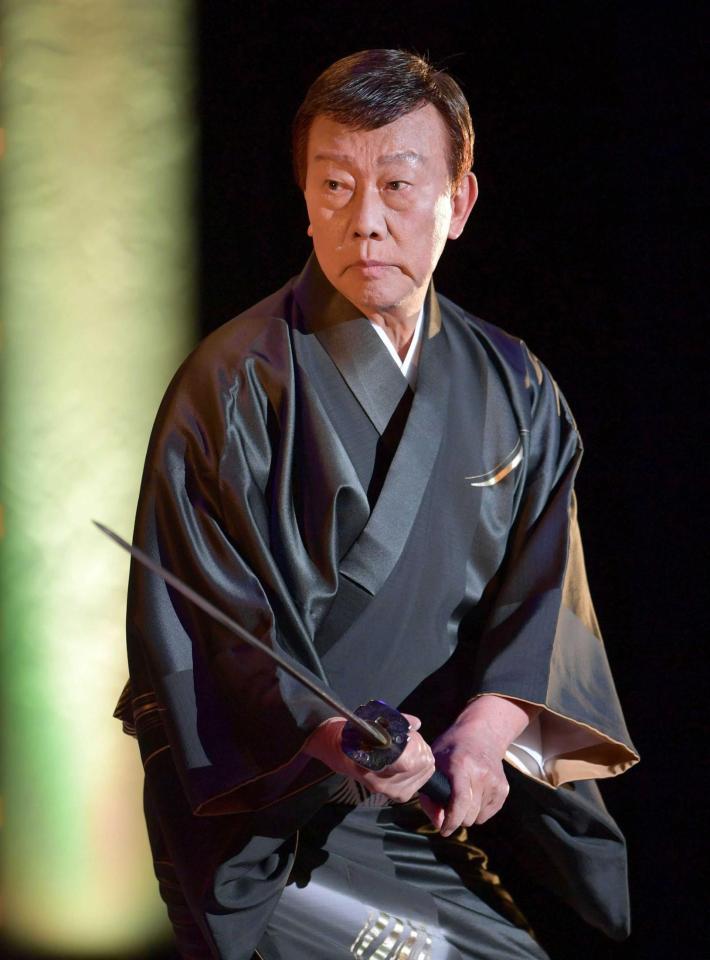 　オープニングで殺陣を披露する橋幸夫＝東京・福生市民会館（撮影・西岡正）