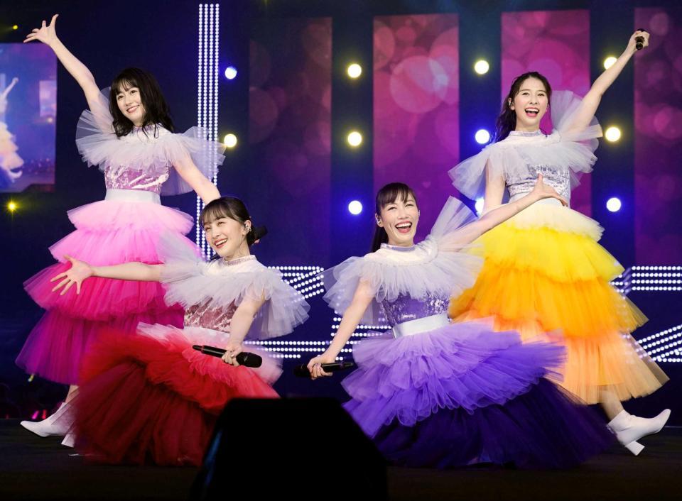 　クリスマスツリー風の衣装でパフォーマンスする、ももいろクローバーＺ＝さいたまスーパーアリーナ