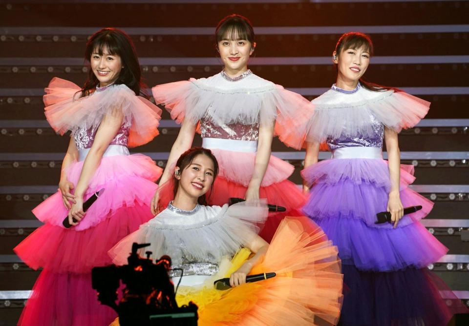 　クリスマスツリー風の衣装でパフォーマンスする、ももいろクローバーＺ＝さいたまスーパーアリーナ