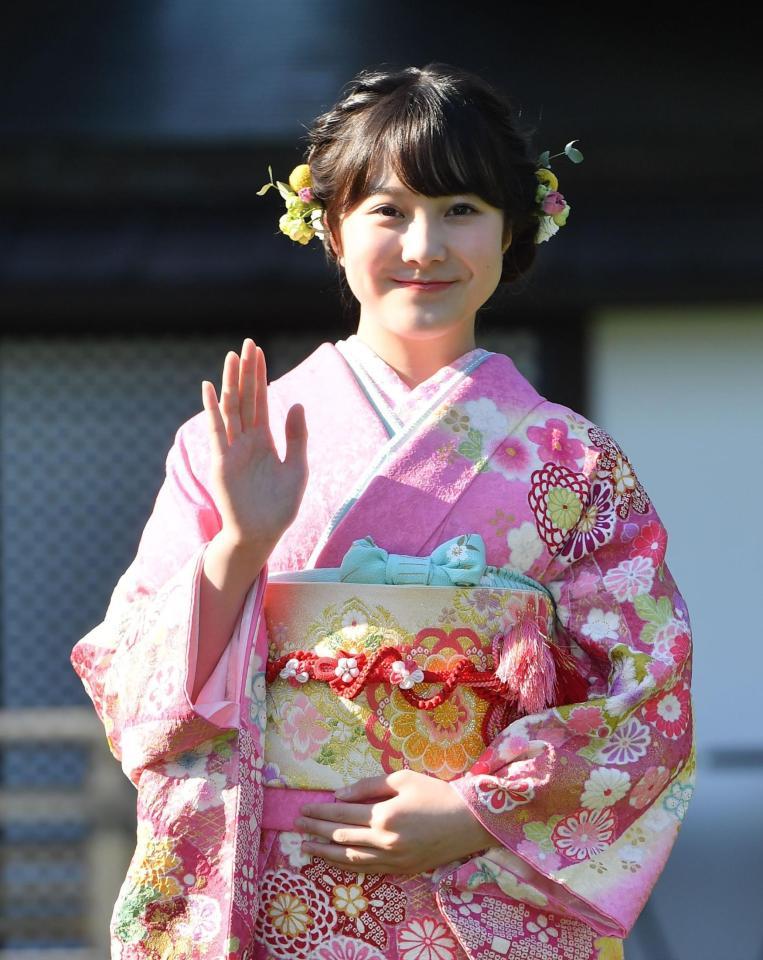 撮影会に参加し、笑顔で手を振る本田紗来＝明治記念館（撮影・西岡正）