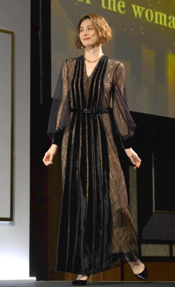 セクシーなドレスに身を包み登壇した米倉涼子（撮影・開出牧）