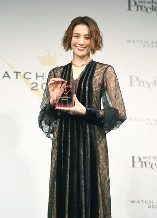 盾を手に笑顔を見せる米倉涼子（撮影・開出牧）