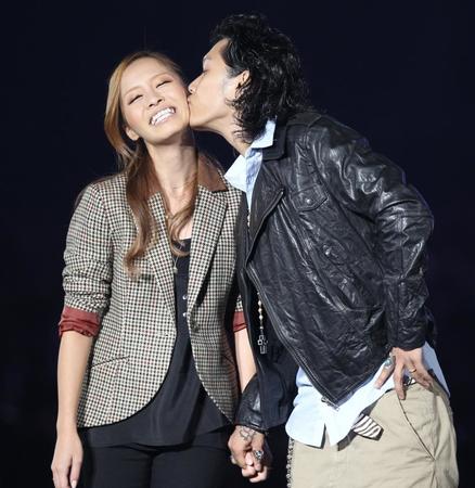 　夫・今井諒（右）からステージでキスされる小森純＝２０１１年